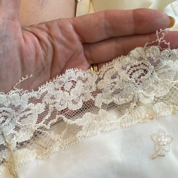 Vtg 50s cream colored nylon full slip - Picture 8 of 8